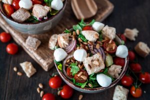 Brotsalat Panzanella in einer Schüssel von oben.