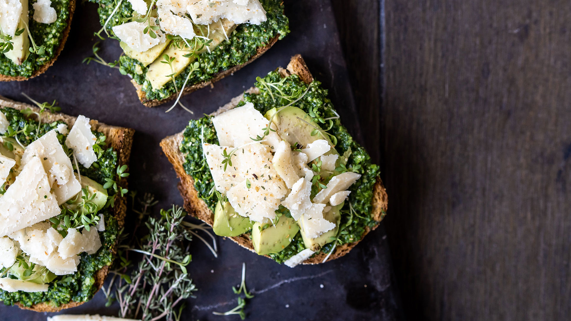 Bergisches Landbrot Avocado-Crostini auf Holztisch