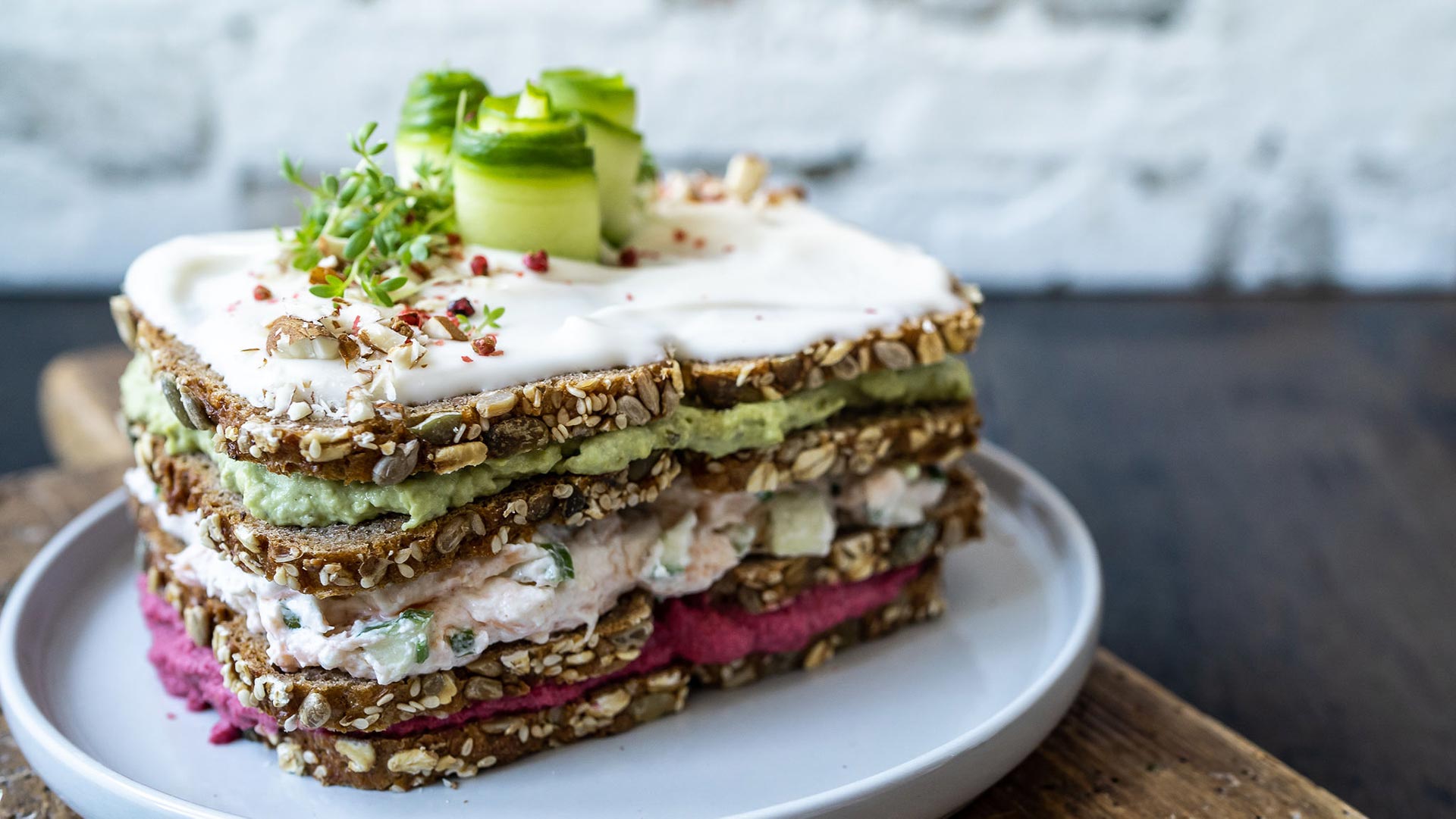 Skandinavische Sandwich-Torte auf Teller