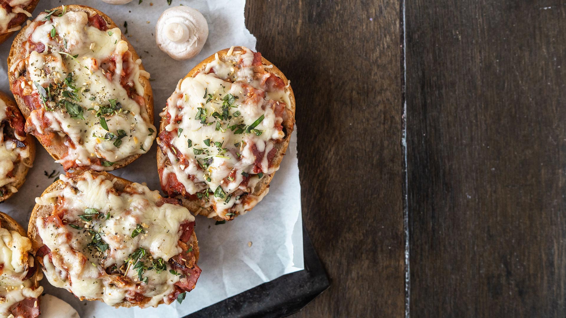 Pizzabrötchen auf Holztisch
