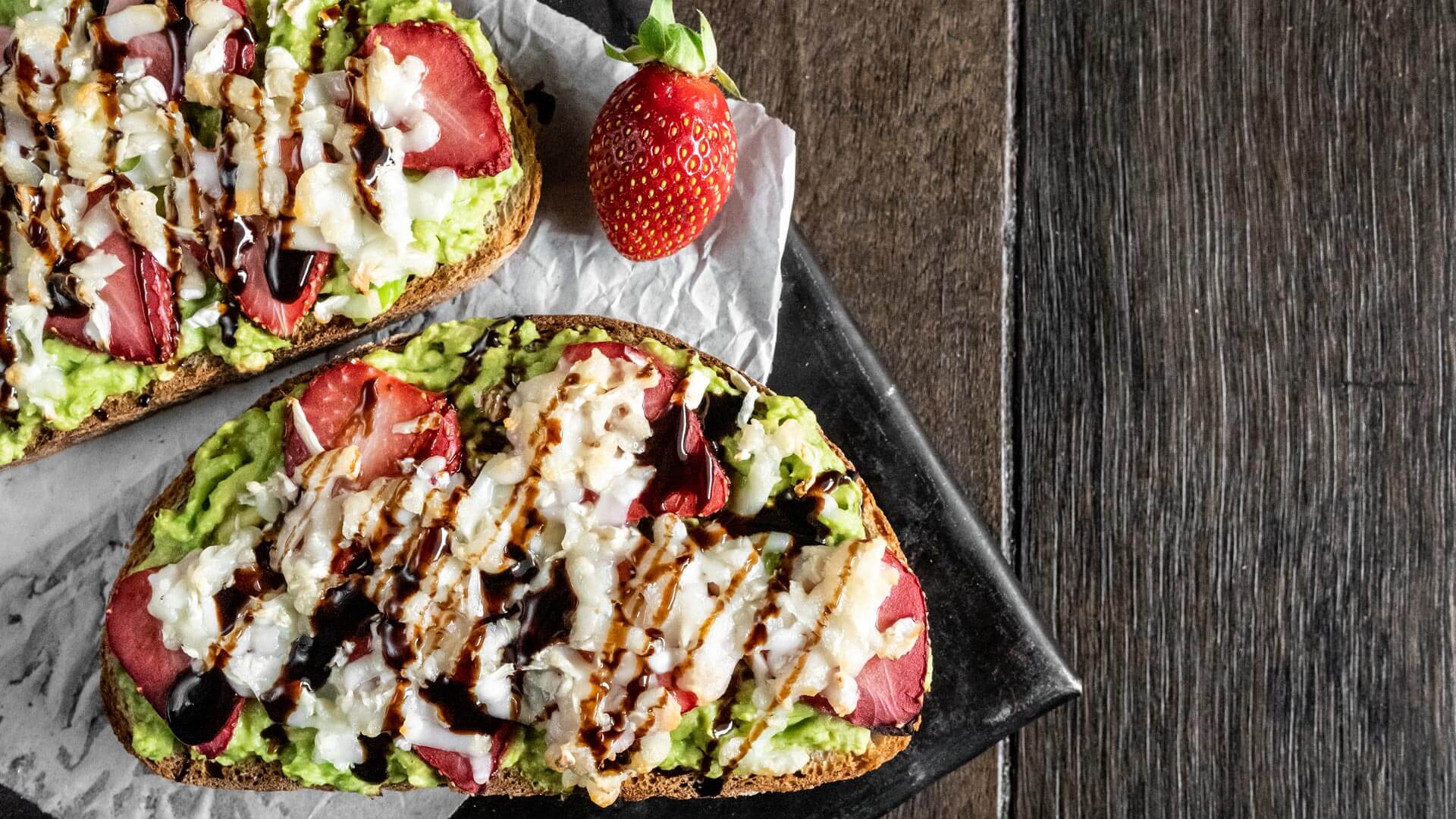 Blog Erdbeer-Avocado-Costini mit Ziegenkäse überbacken