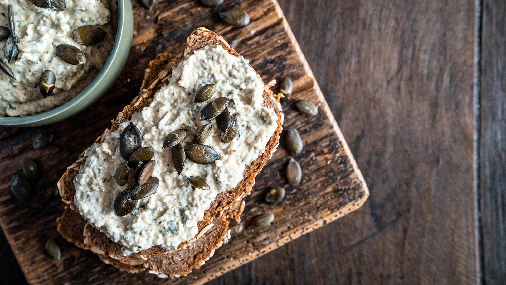 Kuerbiskernaufstrich auf Ubier Vollkronbrot