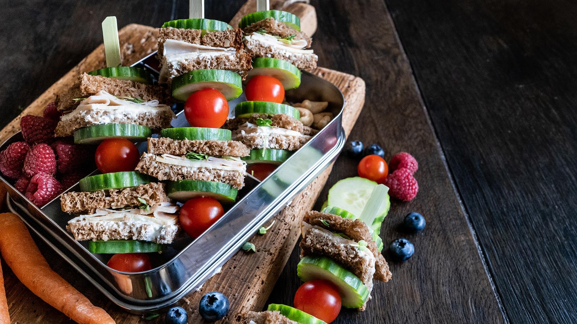 Lunchbox mit Dunkelrot-Spießen