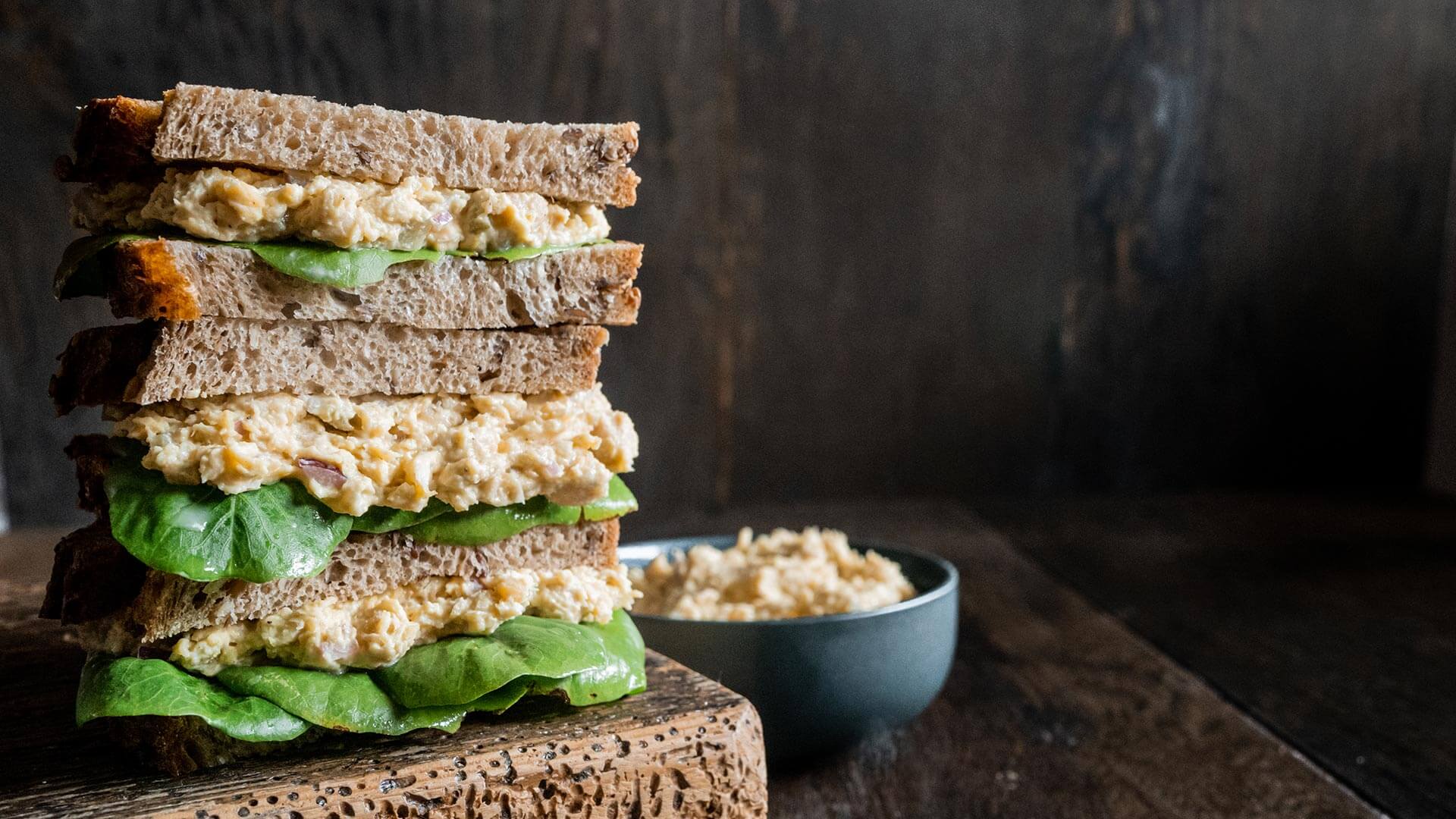 Veganer Thunfisch-Sandwich mit Delikatesskruste auf Holzbrett