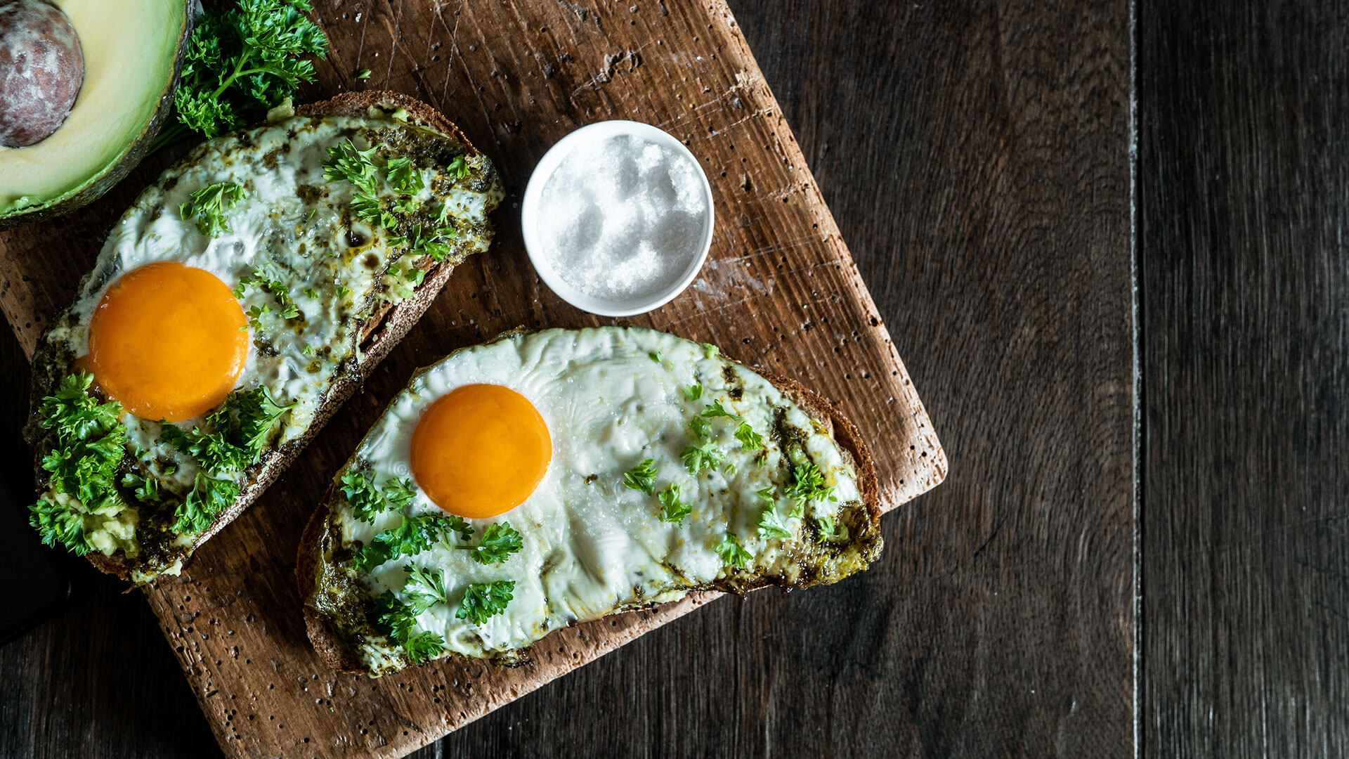 Pesto Ei auf Bergisches Landbrot, Meersalz, Holzbrett