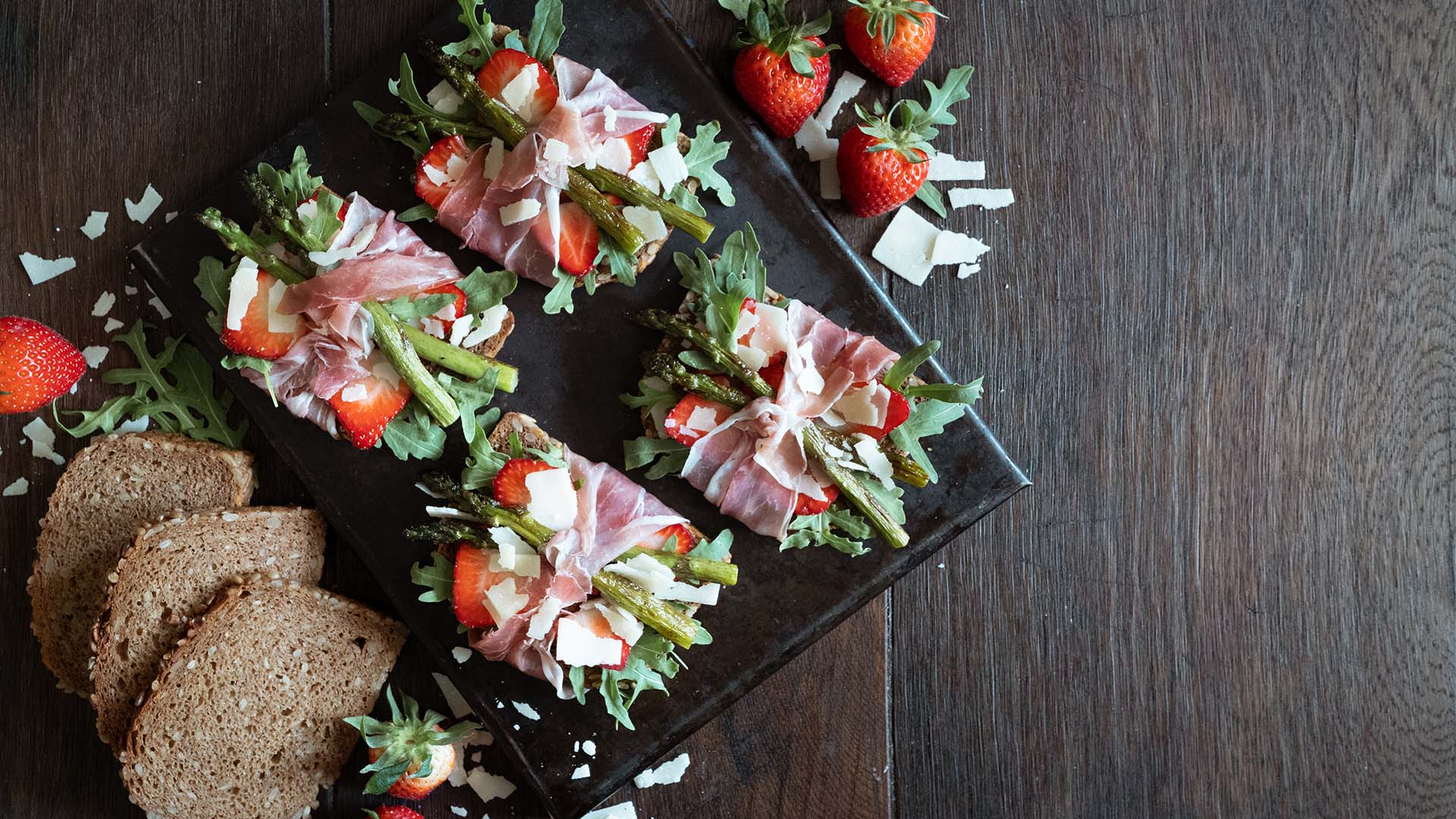 Rezept: Spargel-Bruschetta mit Dinkelbrot