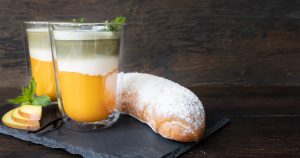 Rezept: Mango Iced Matcha Latte