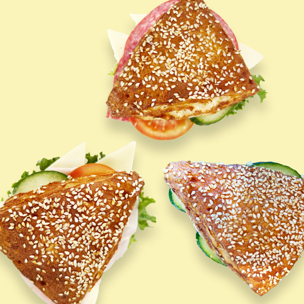 Laugenecke Snack mit Schinken-Käse, Salami-Käse und Frischkäse-Gurke